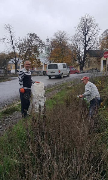 "Зроби село чистішим": на Виноградівщині люди влаштувули акцію-прибирання (ФОТО)