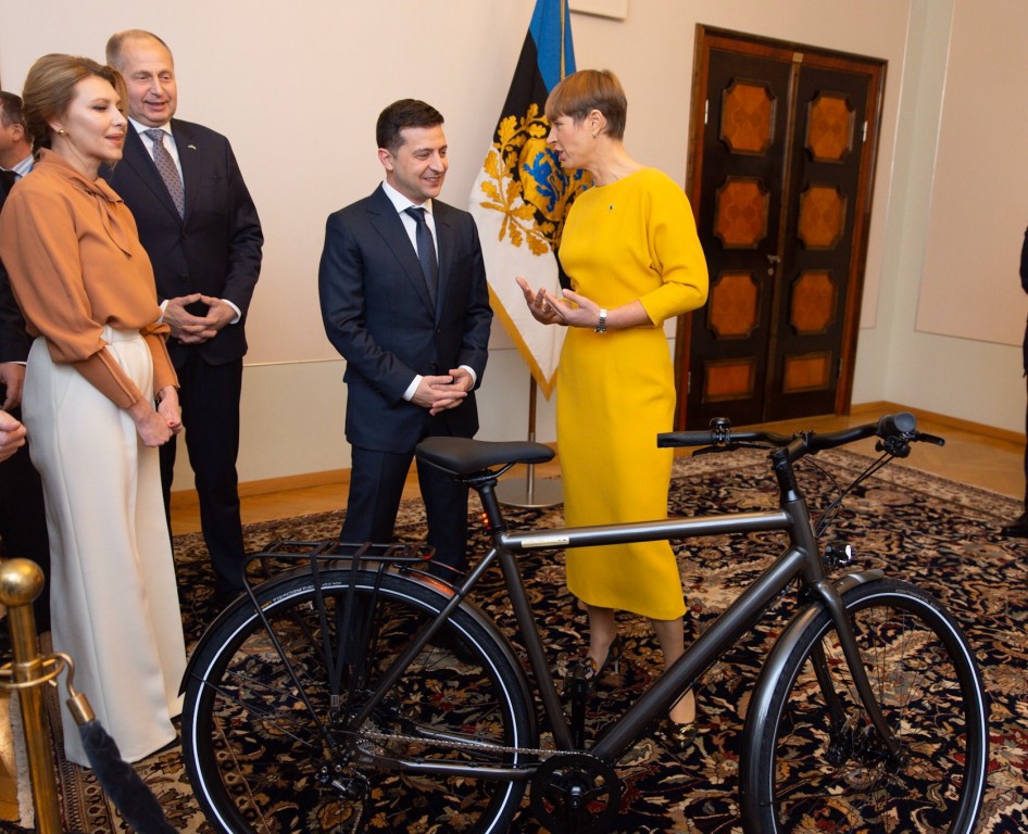 Президент Естонії подарувала Зеленському велосипед (ФОТО)