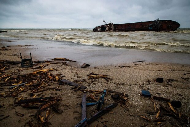 Аварія танкера в Одесі переростає в екологічну катастрофу (ФОТО)