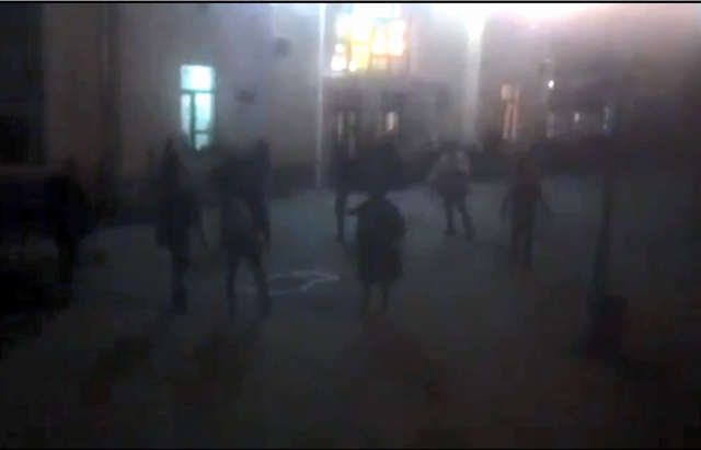 Крики, кулаки та розбиті вікна: на вокзалі у Мукачеві сталася масова бійка (ВІДЕО)