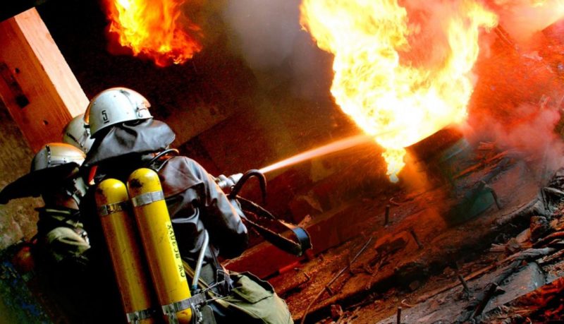 Непритомних виносили на руках: у Мукачеві трапилася пожежа у багатоповерхівці