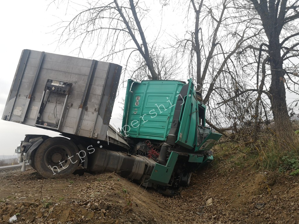 Підвищена небезпека: водій фури з'їхав у кювет на Мукачівщині (ФОТО)