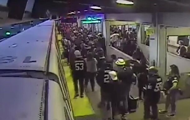 Як у кіно: працівник метро врятував пасажира за секунду до загибелі (ВІДЕО)