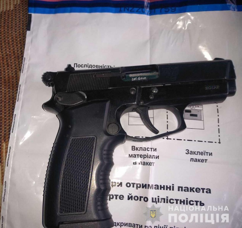 Знайшли зброю: на Мукачівщині поліція провела обшуки помешкання місцевого жителя (ФОТО)