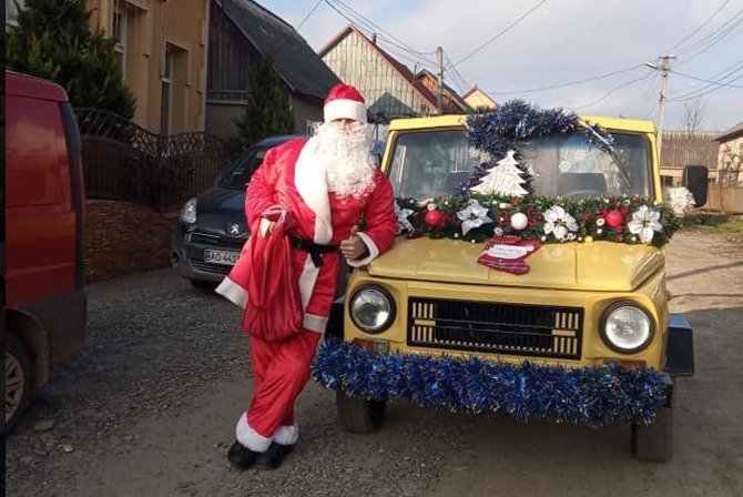 Хустщиною курсує незвичне авто з Дідом Морозом та ельфами (ФОТО)