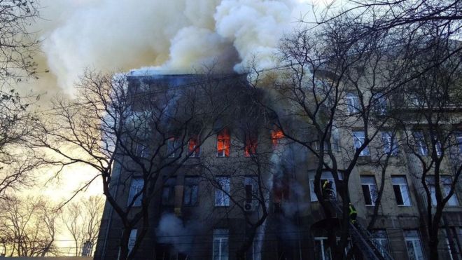 Резонанса пожежа в Одеському коледжі: з'явилося відео, як люди вистрибували з вікон палаючої будівлі (ВІДЕО 18+)