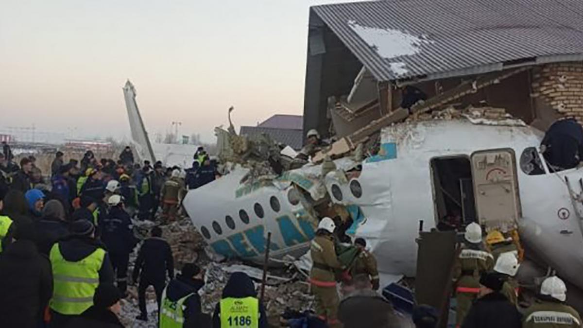 Кількість жертв авіакатастрофи в Казахстані зросла: 15 загиблих та понад 30 поранених
