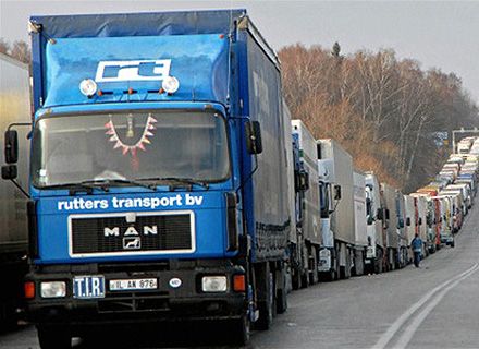 Хитрі шофери: вантажівки оминаючи черги перед КПП Тиса грубо порушують ПДР (ВІДЕО)