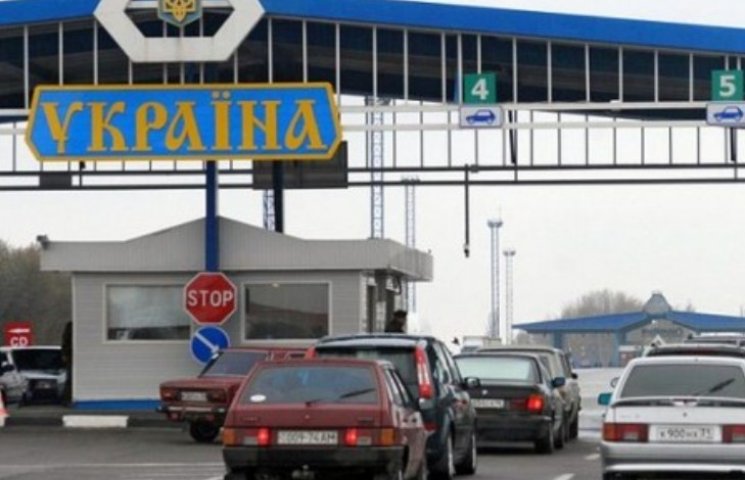 Понад три сотні авто застрягли в чергах у КПП на Закарпатті