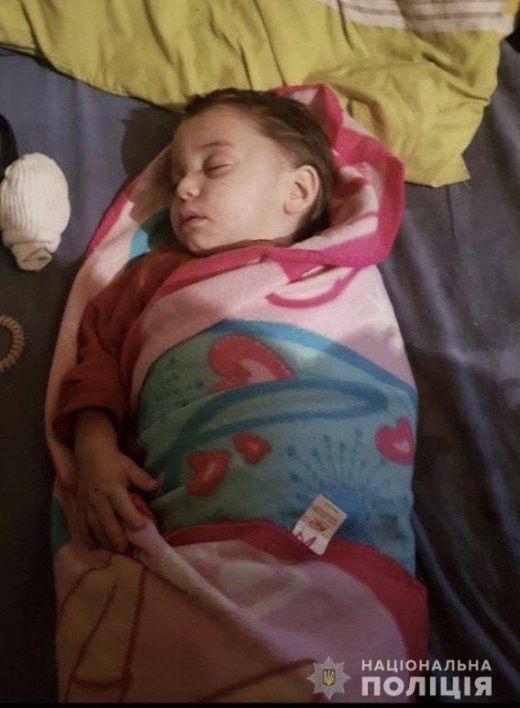 В Ужгороді молода мати залишила дворічну дитину охоронцеві ринку і зникла (ФОТО)