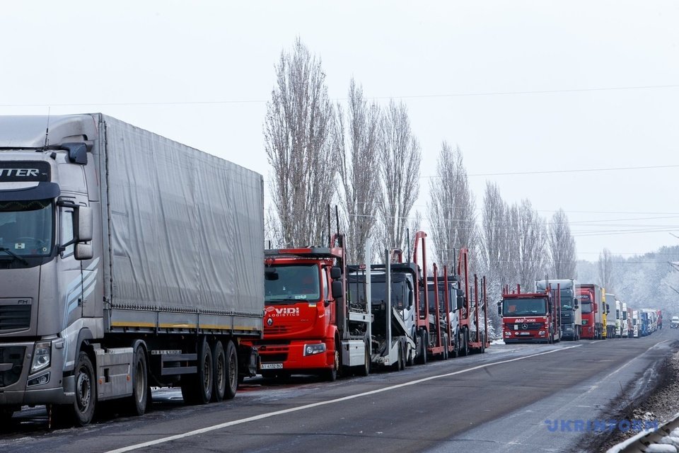 Чому біля Ужгорода продовжують утворюватися черги з вантажівок? (ФОТО)