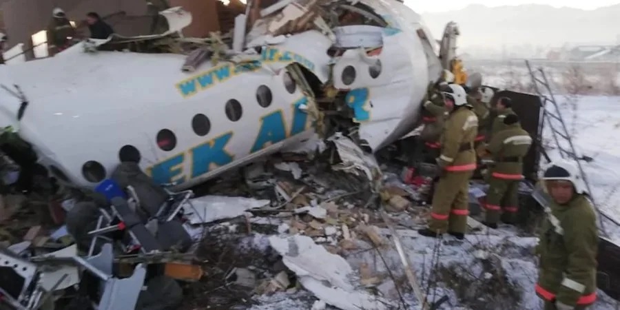 Багато жертв: в Казахстані впав пасажирський літак (ФОТО, ВІДЕО)