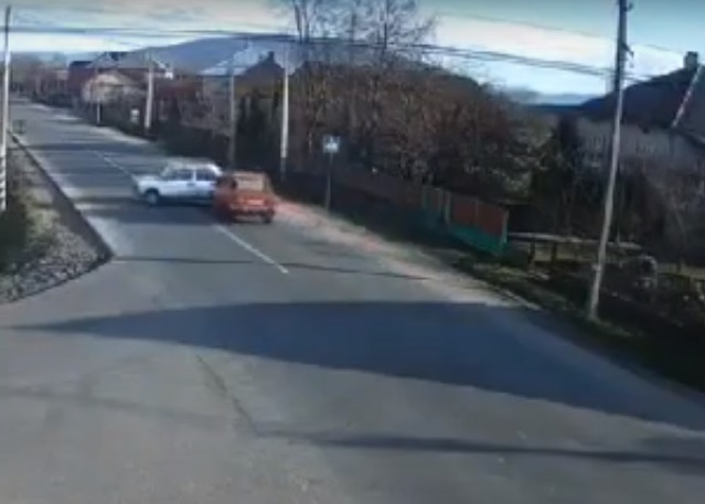 Невдалий розворот: на Виноградівщині не поділили дорогу дві автівки (ВІДЕО)
