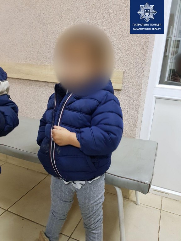Кинуті напризволяще: в Ужгороді батьки залишили своїх дітей на вулиці (ФОТО)