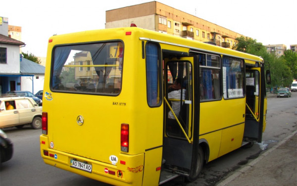 Врятувала пасажирка: в Ужгороді водій виставив хлопця з автобуса