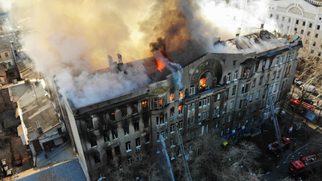Масштабна пожежа в одеському коледжі: доля 14 осіб все ще невідома