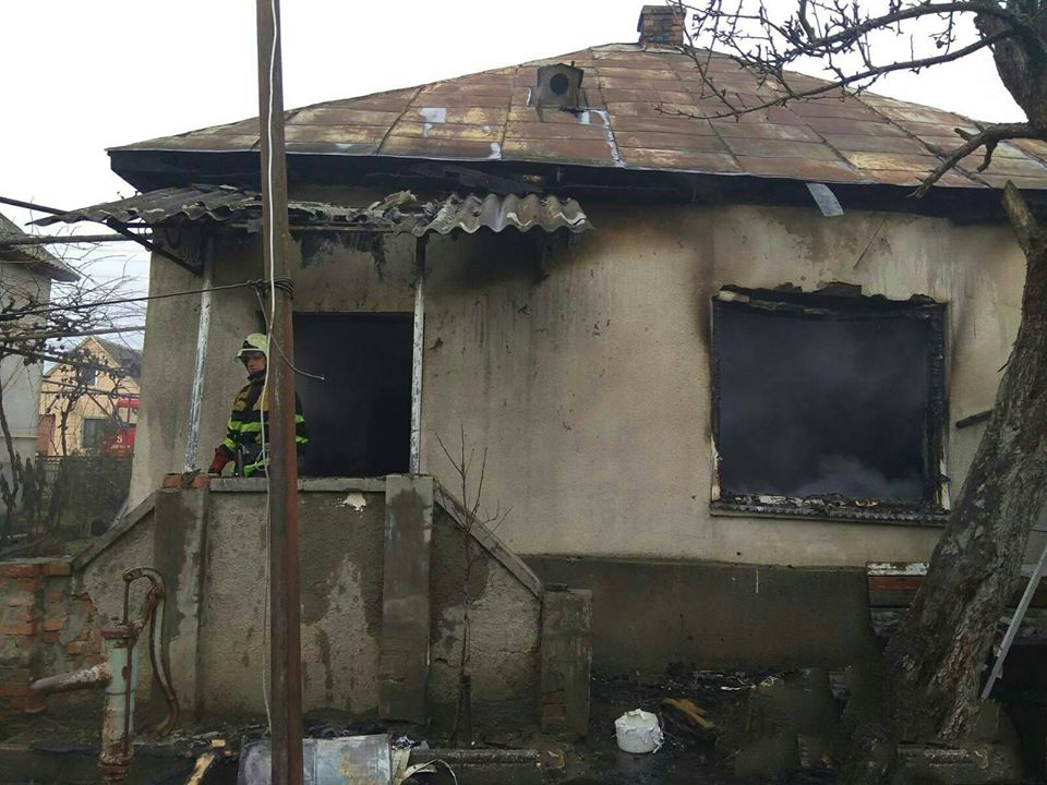 Намагались загасити самотужки: на Виноградівщині пожежа знищила будинок (ФОТО)
