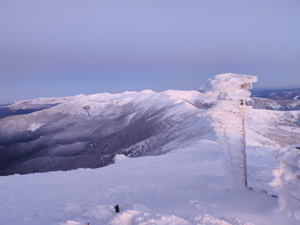У горах Закарпаття -15°: зимова казка на горі Піп-Іван (ФОТО)