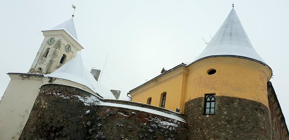 Мукачівський замок “Паланок” вкрила біла ковдра (ФОТО)