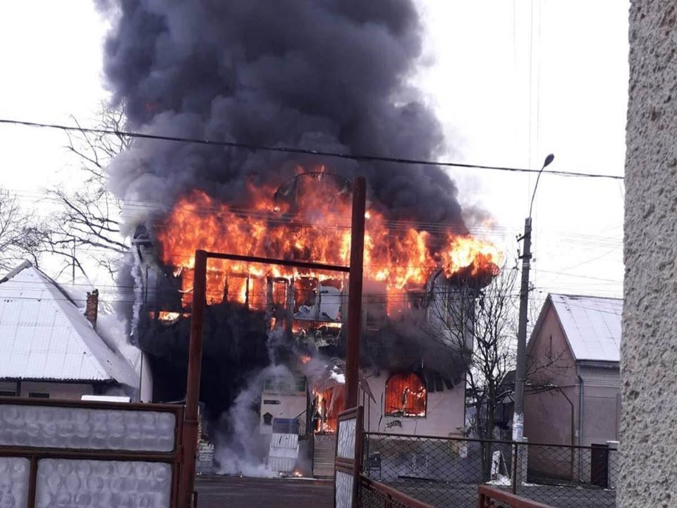8 одиниць техніки та більше трьох десятків пожежників: подробиці сьогоднішньої масштабної пожежі на Тячівщині (ФОТО)