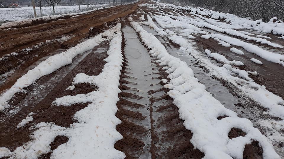 Ні пройти, ні проїхати: як на Мукачівщині дорогу ремонтували за “глиняною” технологією (ФОТО)