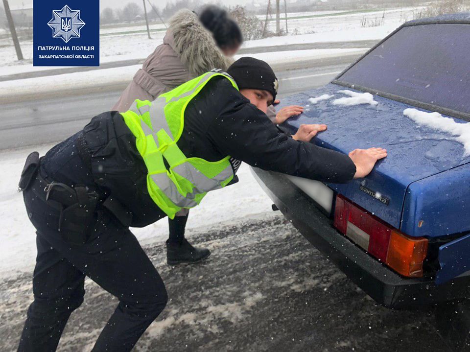 Поліція Закарпаття попереджає водіїв про погіршення погодних умов (ФОТО)