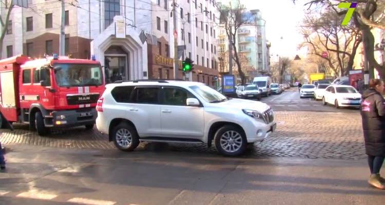 Авто "Юзіка" заблокувало рух пожежникам в Одесі (ВІДЕО)