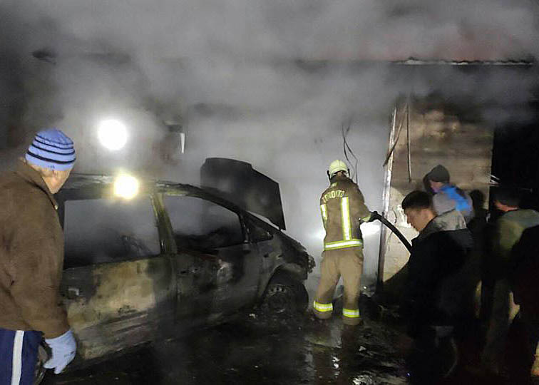 Люди ледь не залишилися без даху над головою: подробиці пожежі на Виноградівщині (ФОТО)