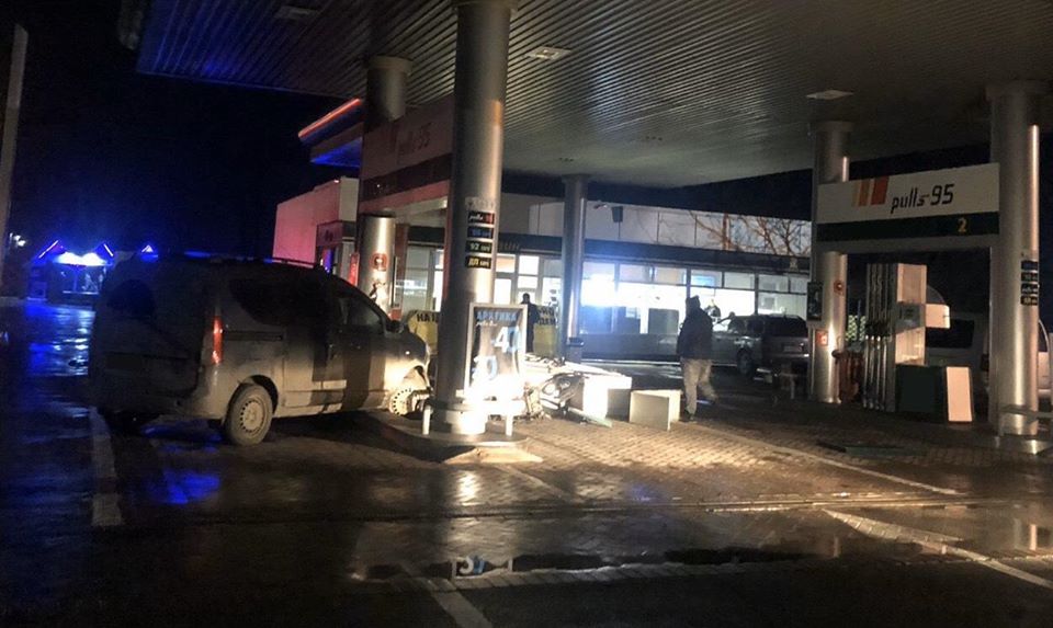 Жахлива нічна ДТП у Берегові: хмільний водій в'їхав на АЗС в бензоколонку (ФОТО)