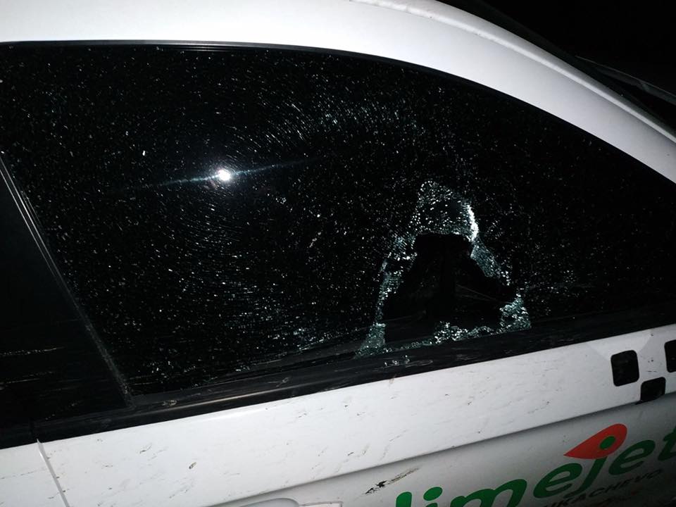 Конкуренція? В Мукачеві двоє невідомих в  масках побили камінням автівки таксі (ФОТО)