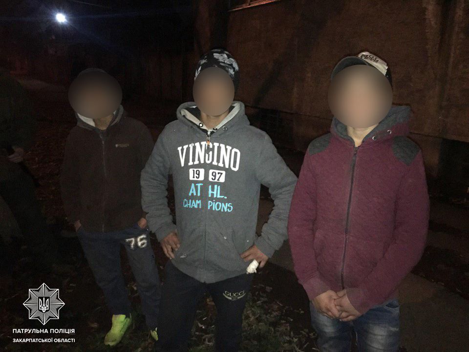 Пограбували серед вулиці: в Ужгороді затримано тріо нападників (ФОТО)