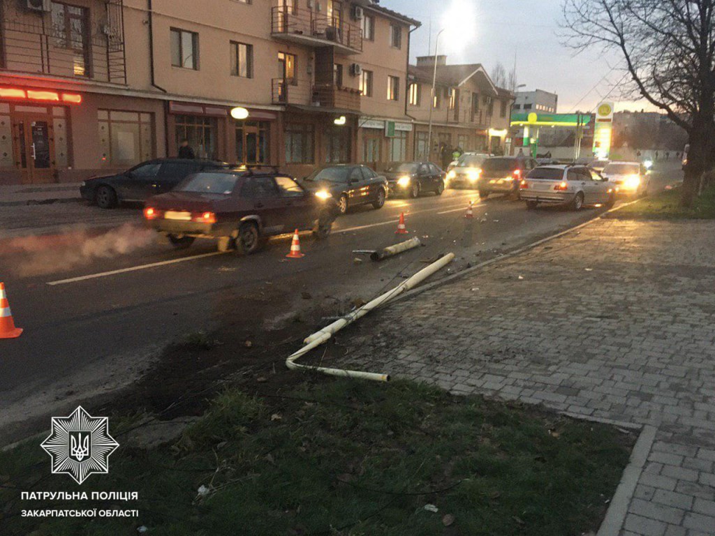 В Ужгороді п’яний на "BMW" зніс електроопору (ФОТО)