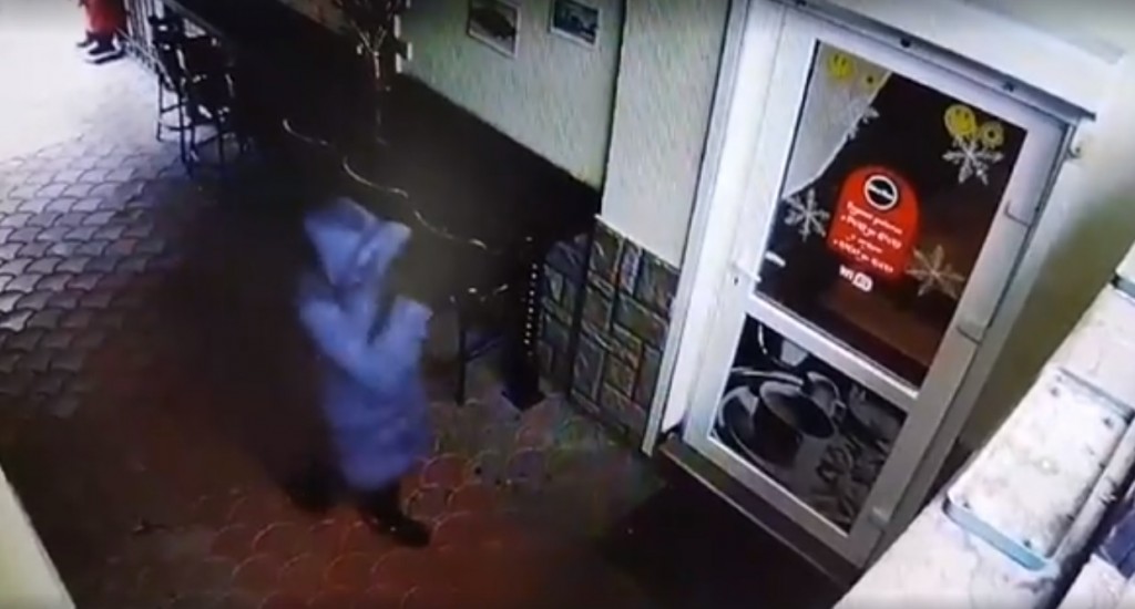 Новорічний декор замість кави: в Мукачеві камери зафіксували крадійку (ВІДЕО)