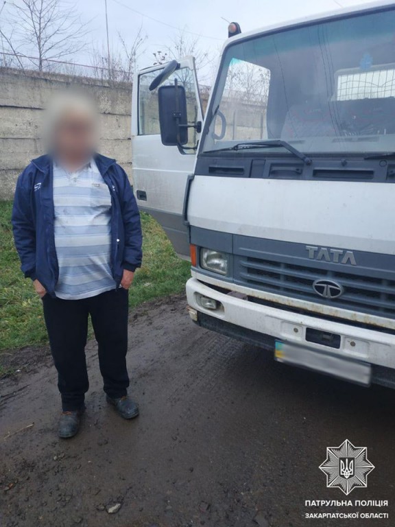 Ймовірно п'яний водій вантажівки став причиною ДТП у Мукачеві: чоловік намагався втекти з місця події (ФОТО)