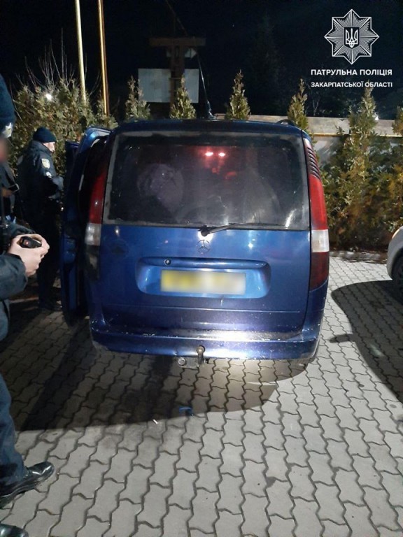 Авто було у розшуку: в Ужгороді затримано групу осіб з наркотиками (ФОТО)