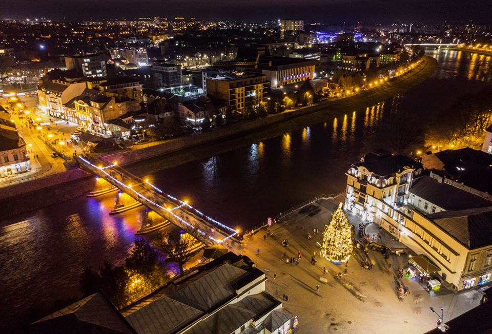 Засяяла головна ялинка: нічний, святковий Ужгород (ФОТО)
