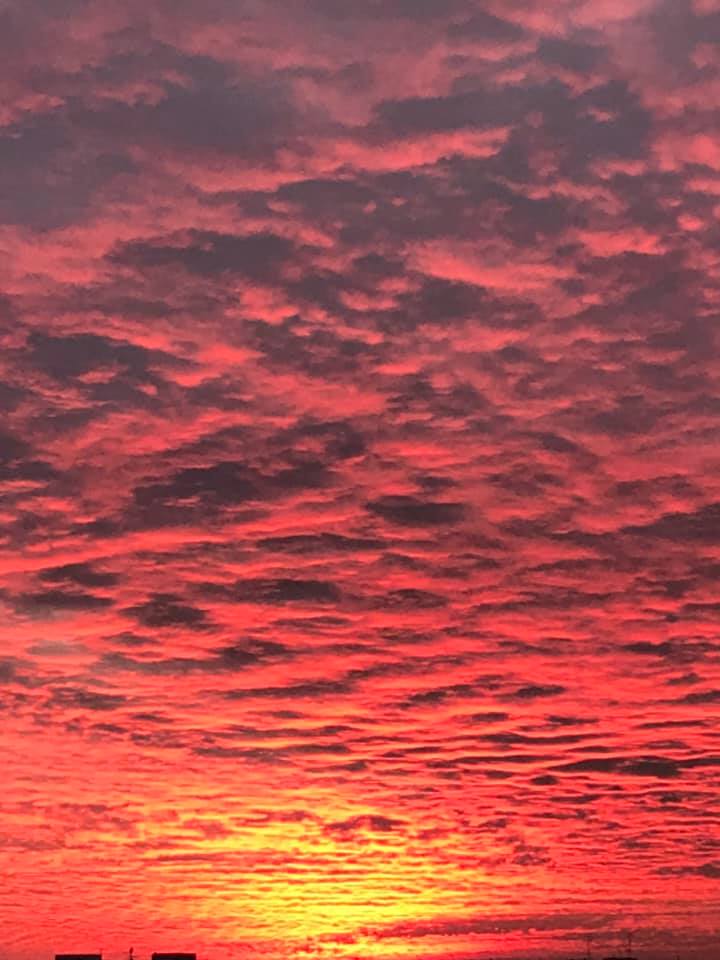 Червоне небо Ужгорода вражає своєю красою (ФОТО)