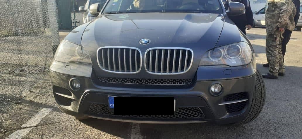 Розшукуване Інтерполом "BMW" затримали на Закарпатті (ФОТО)