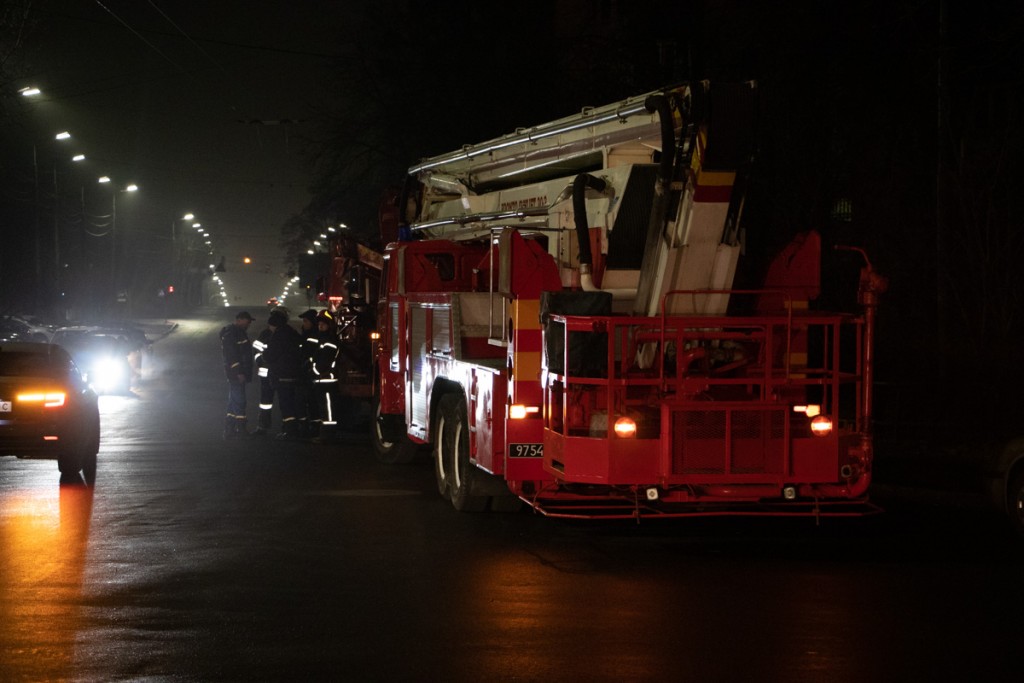 Пожежа у гуртожитку: понад 300 студентів евакуювали (ФОТО, ВІДЕО)