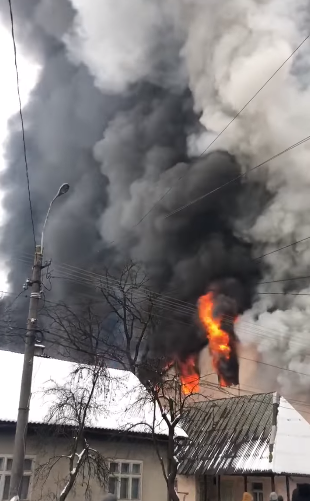 Масштабна пожежа на Тячівщині: палає магазин будматеріалів (ВІДЕО)