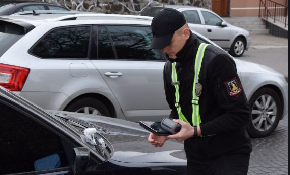 Муніципали Мукачева закликають водіїв дотримуватись вимог дорожніх знаків (ФОТО)