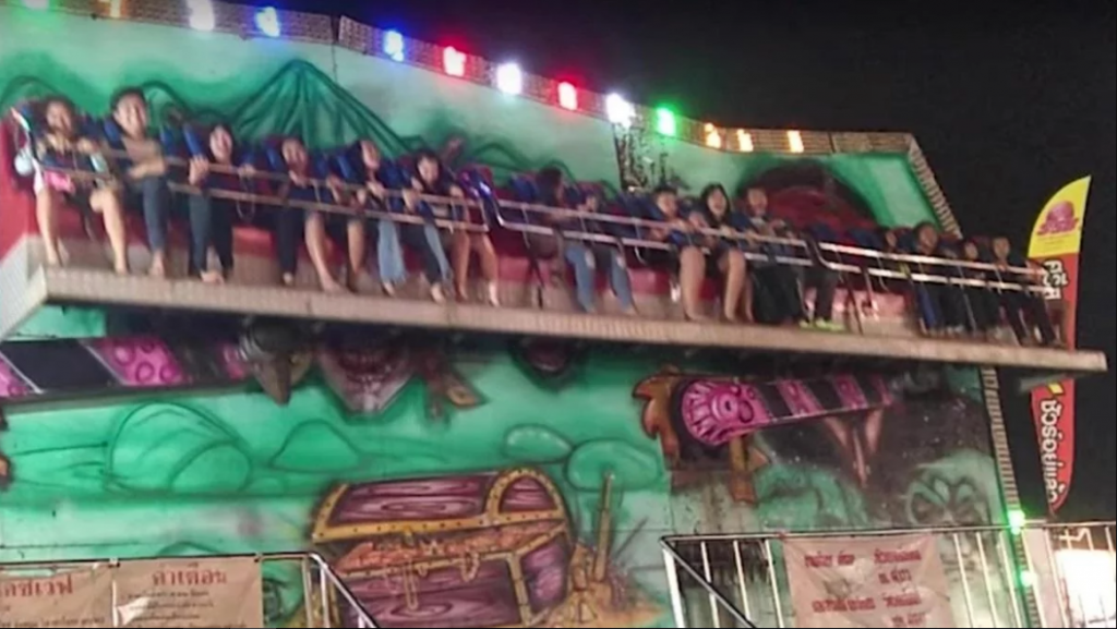 Люди вилітали на ходу: на ярмарку у Таїланді зламалась карусель (ВІДЕО)