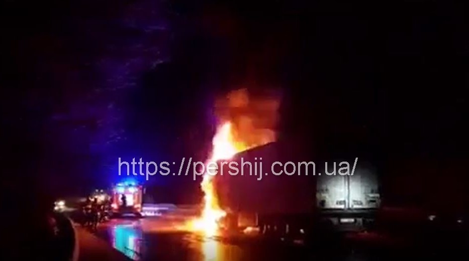 Пожежа на Свалявщині: На трасі горіла фура (ВІДЕО)