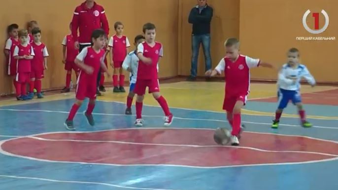 "Кубок Святого Миколая": Маленькі футболісти отримали солодкі подарунки у Мукачеві (ВІДЕО)