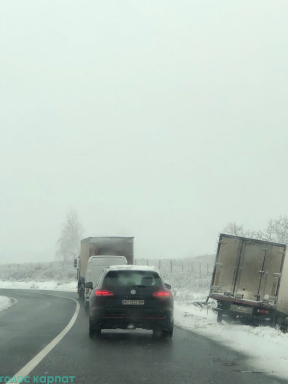 На відрізку траси "Мукачево-Рогатин" вантажівка не втрималась на дорозі (ФОТО)