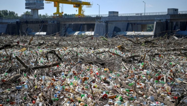 В Угорщині з Тиси витягнули 10 000 тонн пластику та сміття (ФОТО)