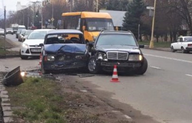 ДТП в Ужгороді: Mercedes перетнув суцільну смугу (ФОТО)