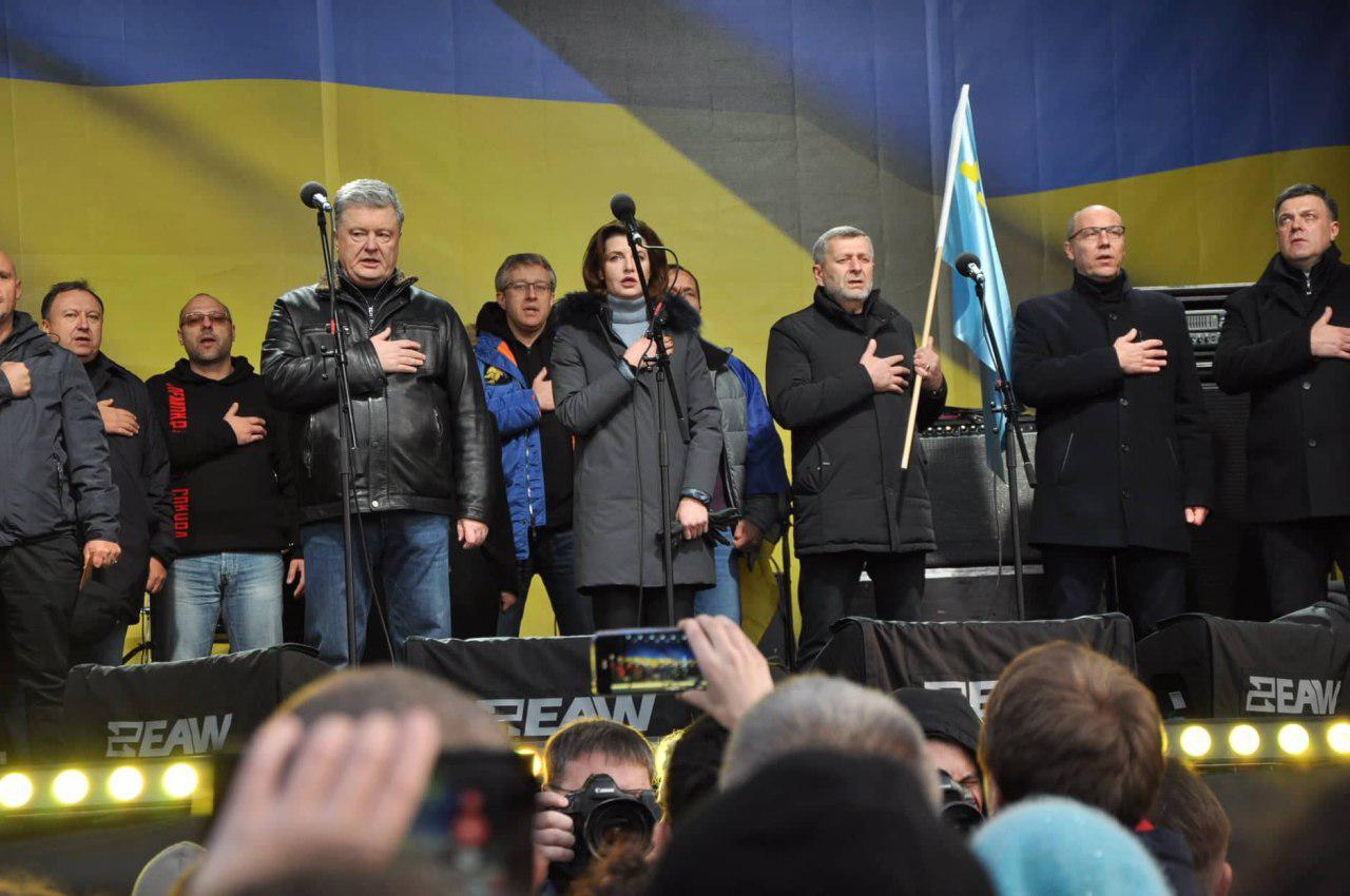 Під час виступу на Майдані Петра Порошенка закидали яйцями (ВІДЕО)