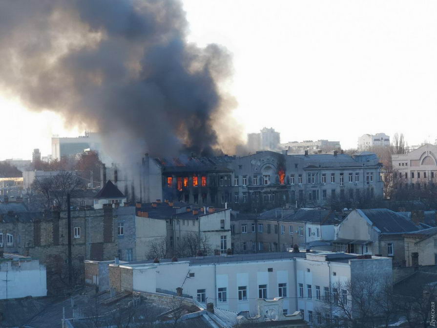 У центрі Одеси масштабна пожежа в коледжі: студенти вистрибують з вікон (ФОТО, ВІДЕО)