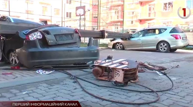 Будівельний кран розтрощив два автомобілі в Ужгороді (ВІДЕО)